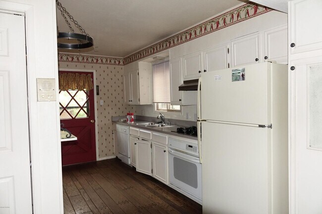 Building Photo - Granby Rent Home