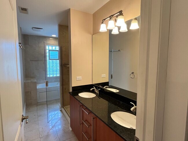 Foto del edificio - 3408 W Sunnyside Ave