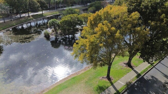 Foto del edificio - 2400 Centergate Dr