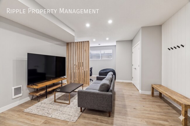 Photo du bâtiment - AMAZING FURNISHED 1 BED / 1 BATH LOWER LEVEL ONLY!