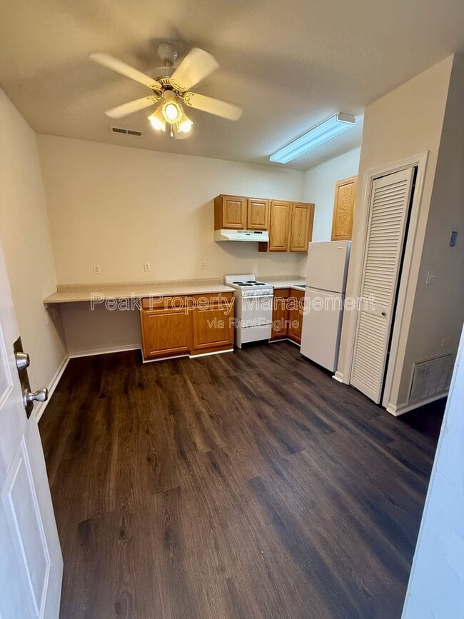 Building Photo - 1110 W Main St