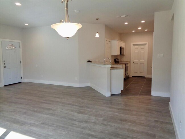 Building Photo - 4018 Mehalia Dr
