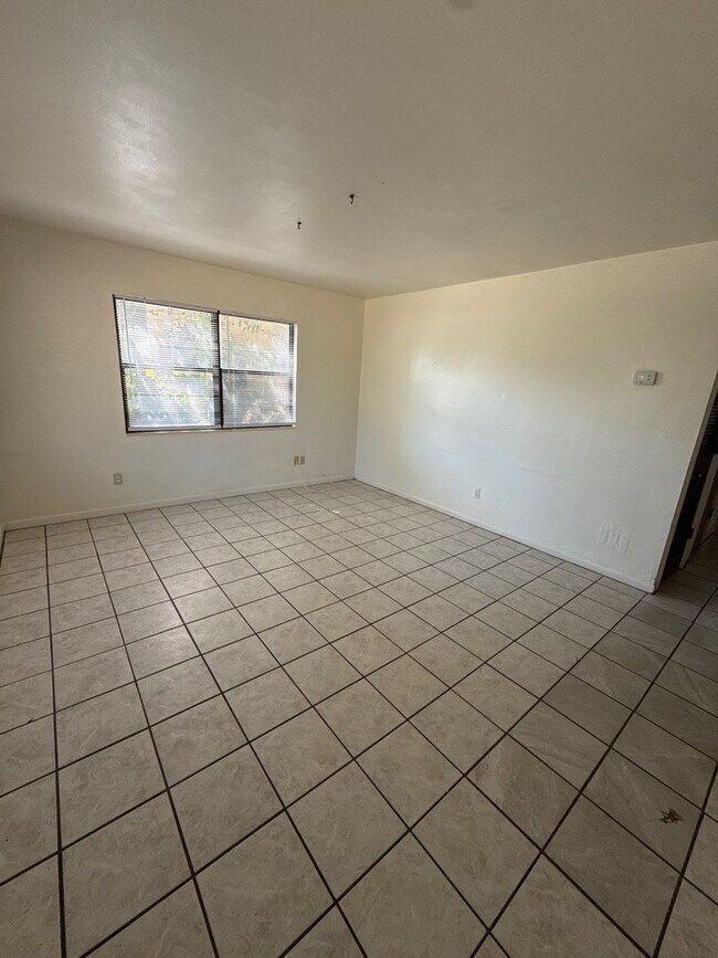 Foto del edificio - 4 bed/ 2.5 bath home, large yard! Availabl...