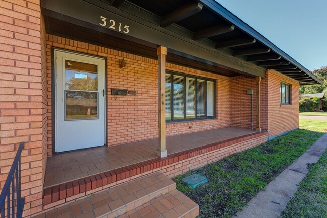 Building Photo - Spacious 4 bed 3 bath in Central Lubbock f...