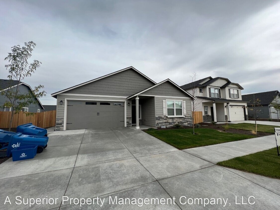 3 br, 2 bath House 3394 NW 9th Lane House Rental in Redmond, OR