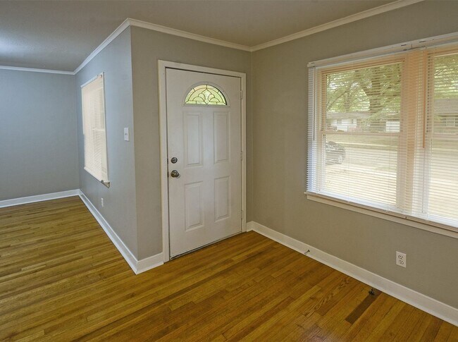 Building Photo - Updated 3 bed, 1.5 bath near U of M.