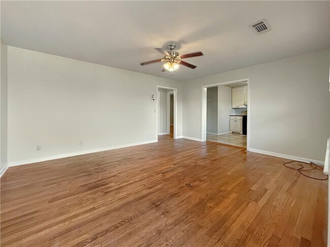 Building Photo - 514 Clover Dr