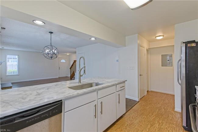Building Photo - 111 Castilian Dr