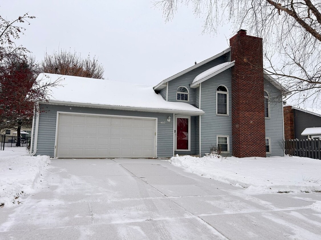 Primary Photo - Charming 3-Bedroom Home FOr Rent with Sunroom, Fenced Backyard & Attached Garage