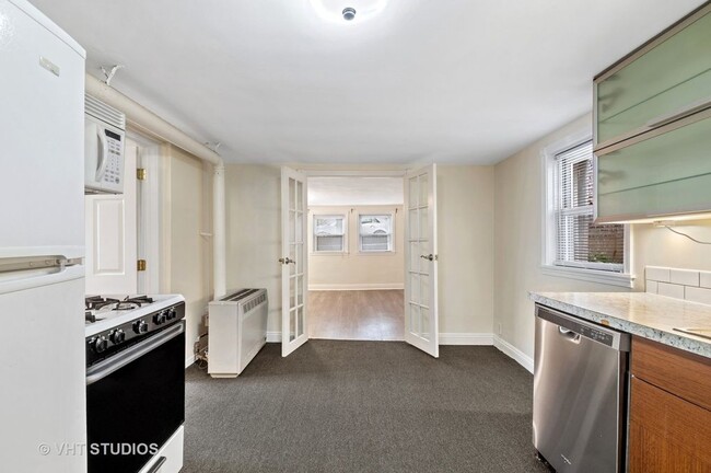 Kitchen facing living room - 2347 W Medill Ave