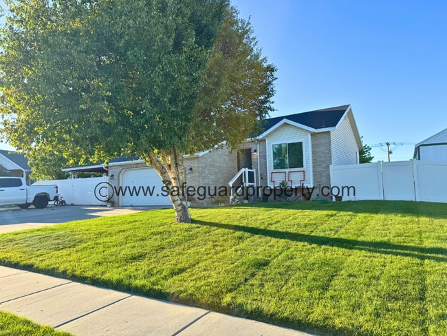 Building Photo - Welcoming Multi-Level Home for Rent in Wes...