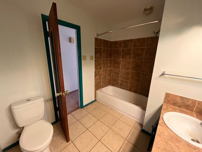 Foto del edificio - Large home available now!