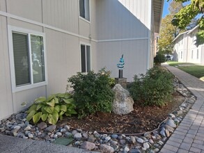 Building Photo - 400 S Saliman Rd