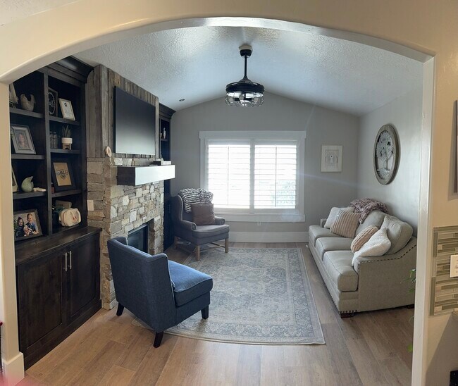 Building Photo - 208 Santa Fe Dr