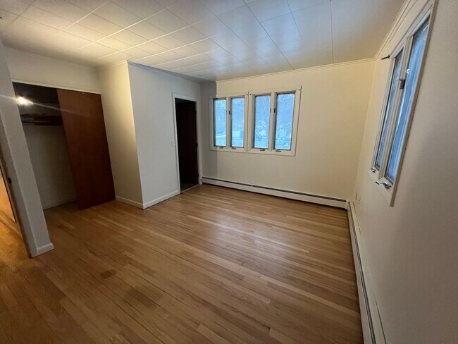 Foto del edificio - Spacious 3 Bedroom Home Available Septembe...