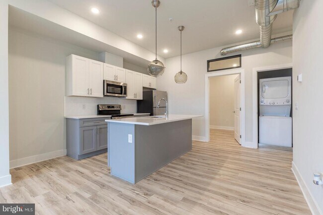 Building Photo - 2440 Kensington Ave