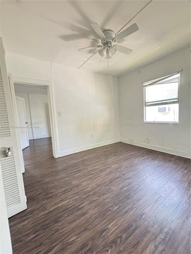Foto del edificio - 920 NW 22nd Ct