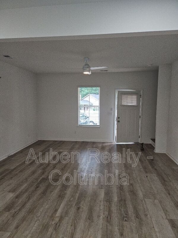 Building Photo - 517 Deerwood St