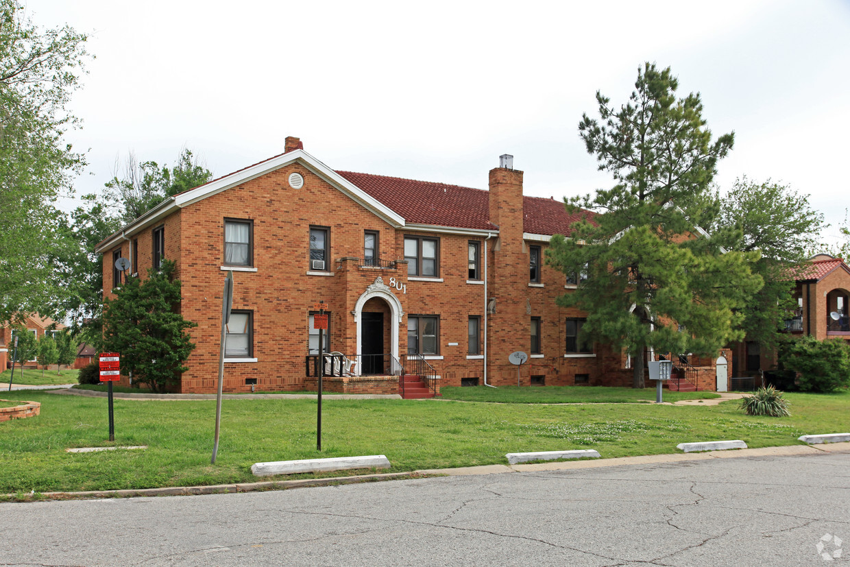 Primary Photo - Lincoln Court Apartments