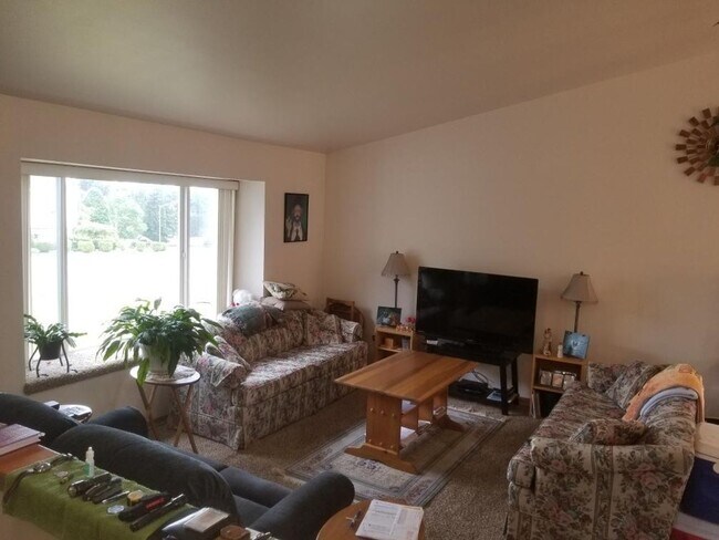 Building Photo - 3 Bed 2 Bath - Garage - Dog Friendly - NAS Whidbey