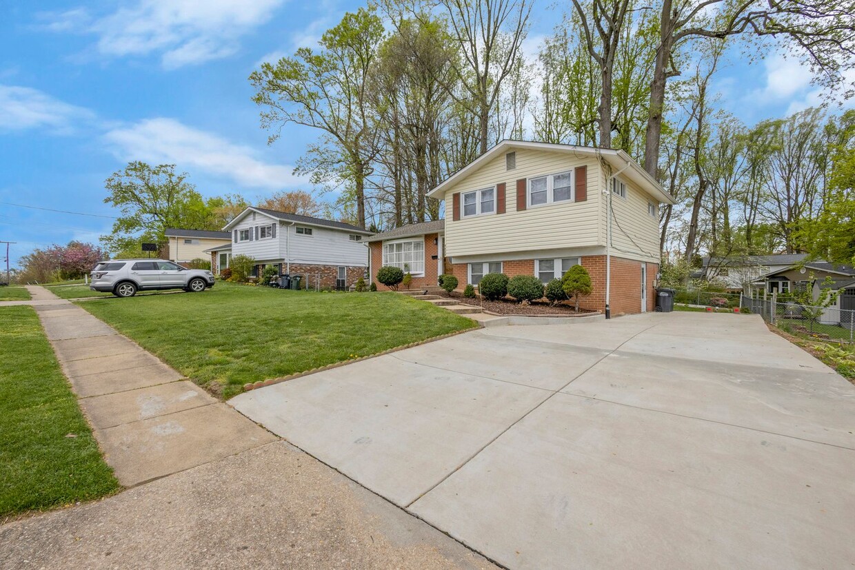 Primary Photo - Renovated Split Level 4 BR 2.5 BA Home in ...