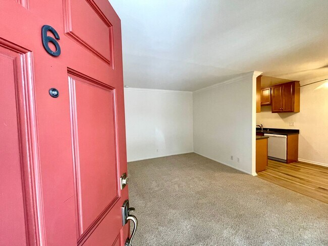Building Photo - 1519 Armacost Ave