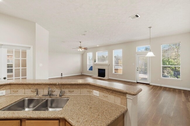Building Photo - 6843 Loupe Ln