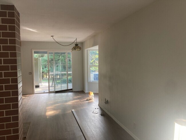 Building Photo - 2 + Bonus Room & 1 Bathroom House