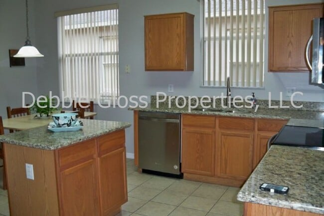 Building Photo - STUDENT FRIENDLY! FURNISHED, Large Open Fl...