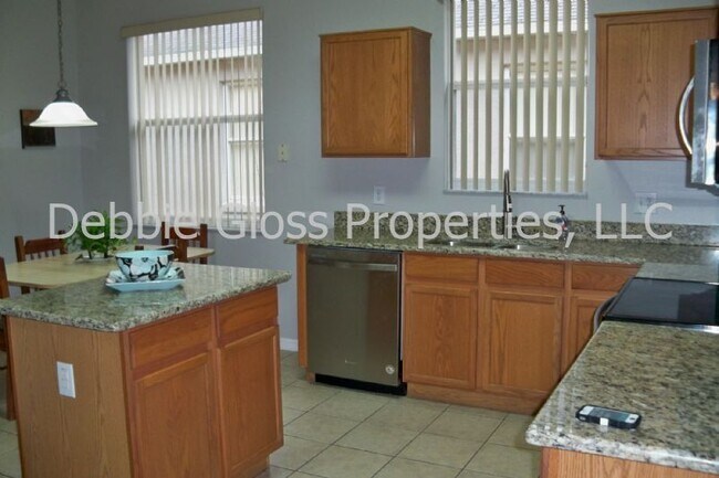 Foto del edificio - STUDENT FRIENDLY! FURNISHED, Large Open Fl...