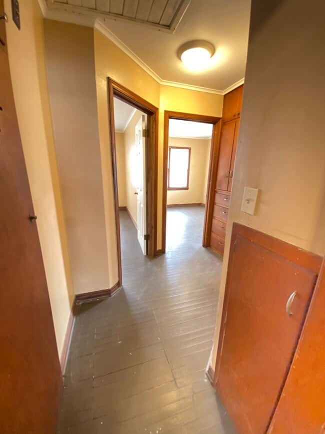 Building Photo - MOVE IN READY!