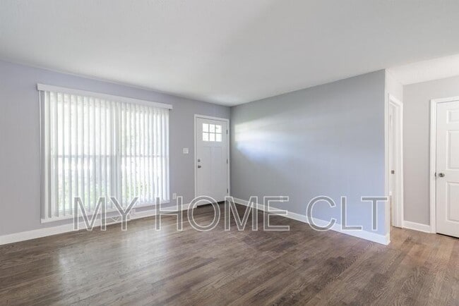 Building Photo - 3331 Erskine Dr
