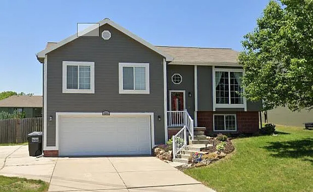 Primary Photo - 6206 N 149th St