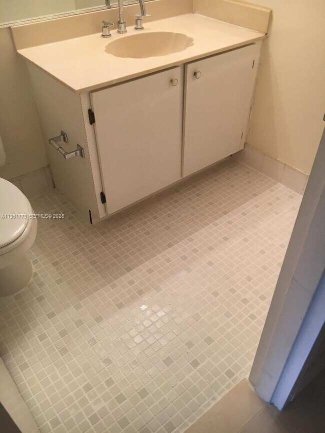 Foto del edificio - 7601 E Treasure Dr