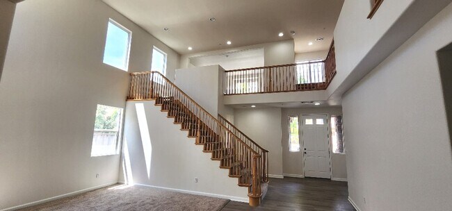 Foto del edificio - Large Spacious and Bright Home for Lease P...