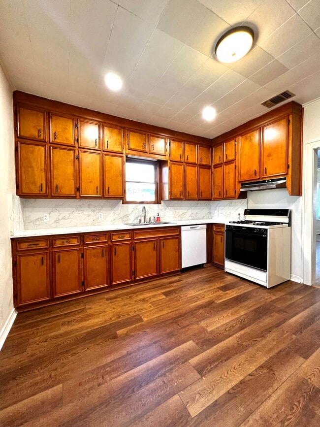 Building Photo - Charming 1940s Bungalow