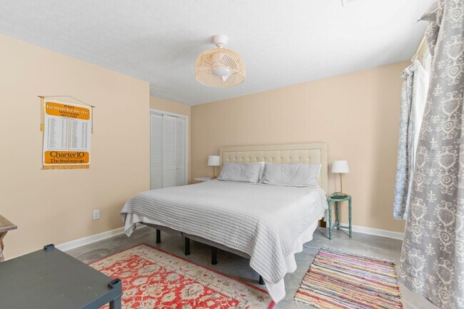 Building Photo - 3 Bedroom Furnished in Oldham County