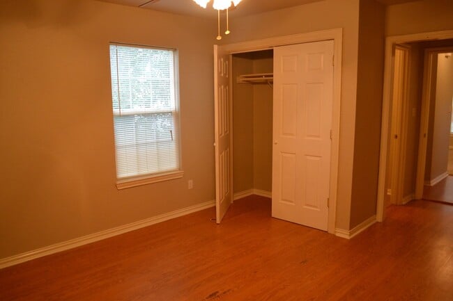 Building Photo - 3 Bedroom 2 Bath North Waco