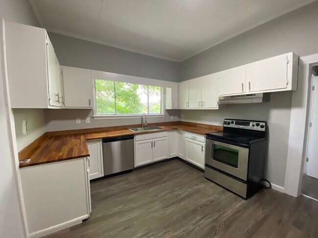 Building Photo - 5258 Old Hixson Pike