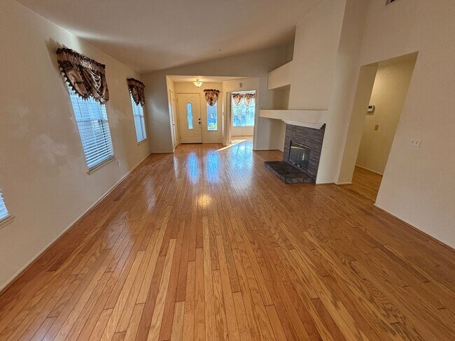 Foto del edificio - Charming one story home in Mission Village Gated Community