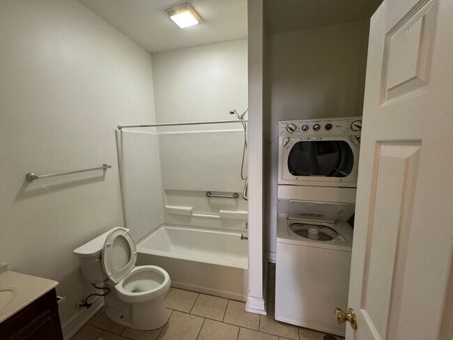 Foto del edificio - 2027 Russell Blvd