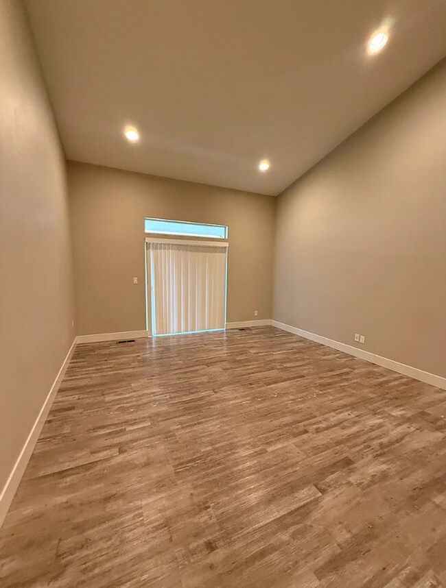 Building Photo - Modern Design Duplex