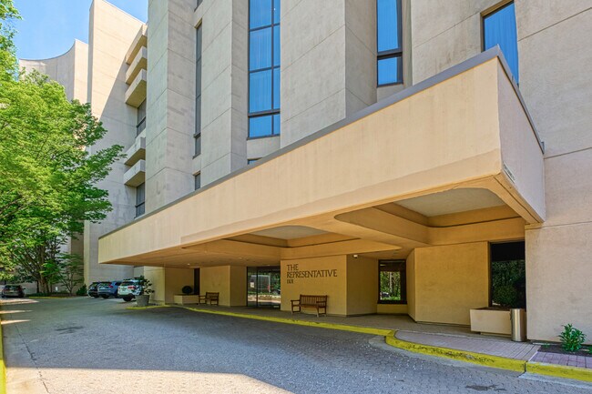 Building Photo - 1101 S Arlington Ridge Rd