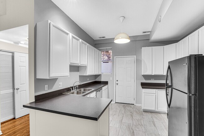 Building Photo - 2457 W Leland Ave