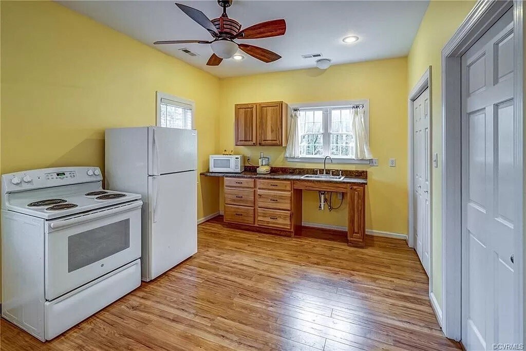 space has been fully renovated since this pic...must see in person - 8312 University Dr