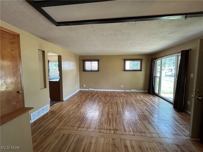 Foto del edificio - 12214 Woodward Blvd