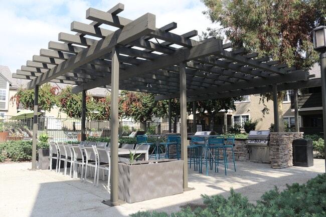 Building Photo - Parc Claremont