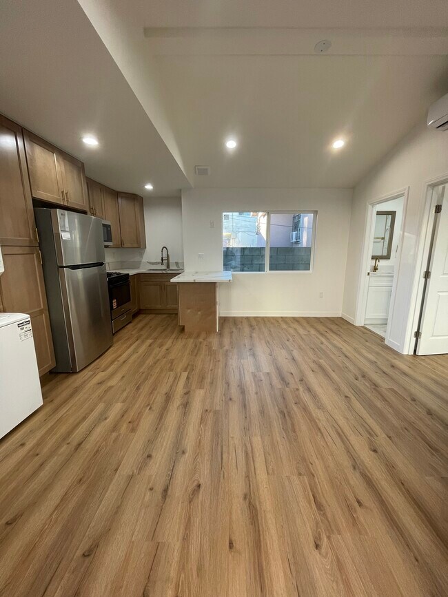 Building Photo - 1346 W 37th St