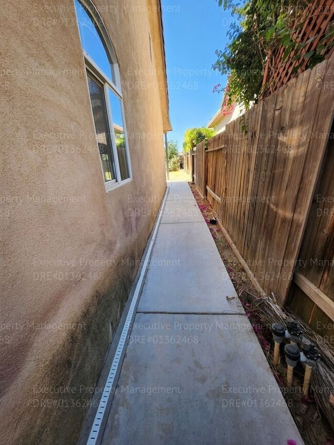Building Photo - 4 bedroom 3 full bath/ 3 car garage.. 2418...