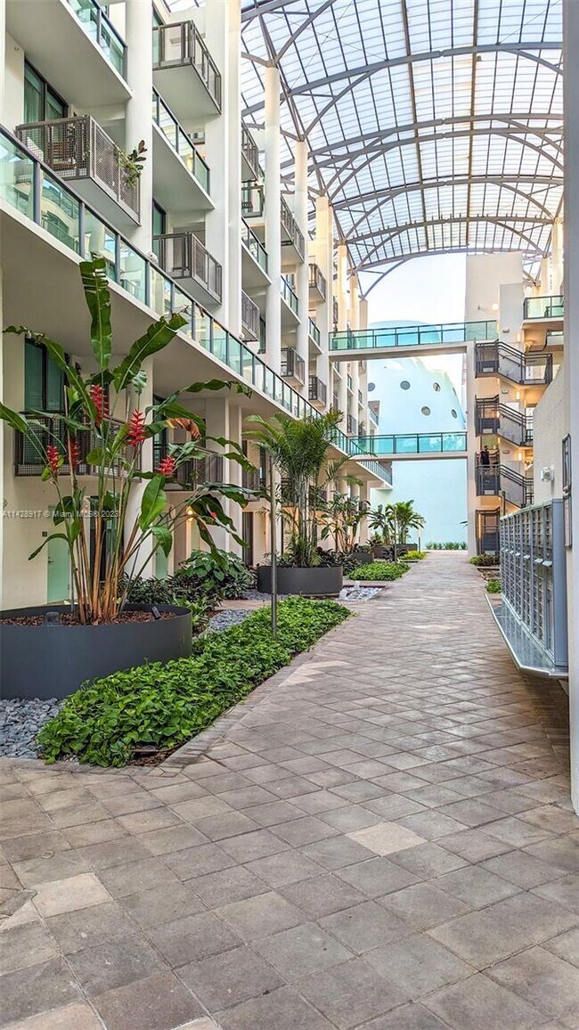 Foto del edificio - 6000 Collins Ave